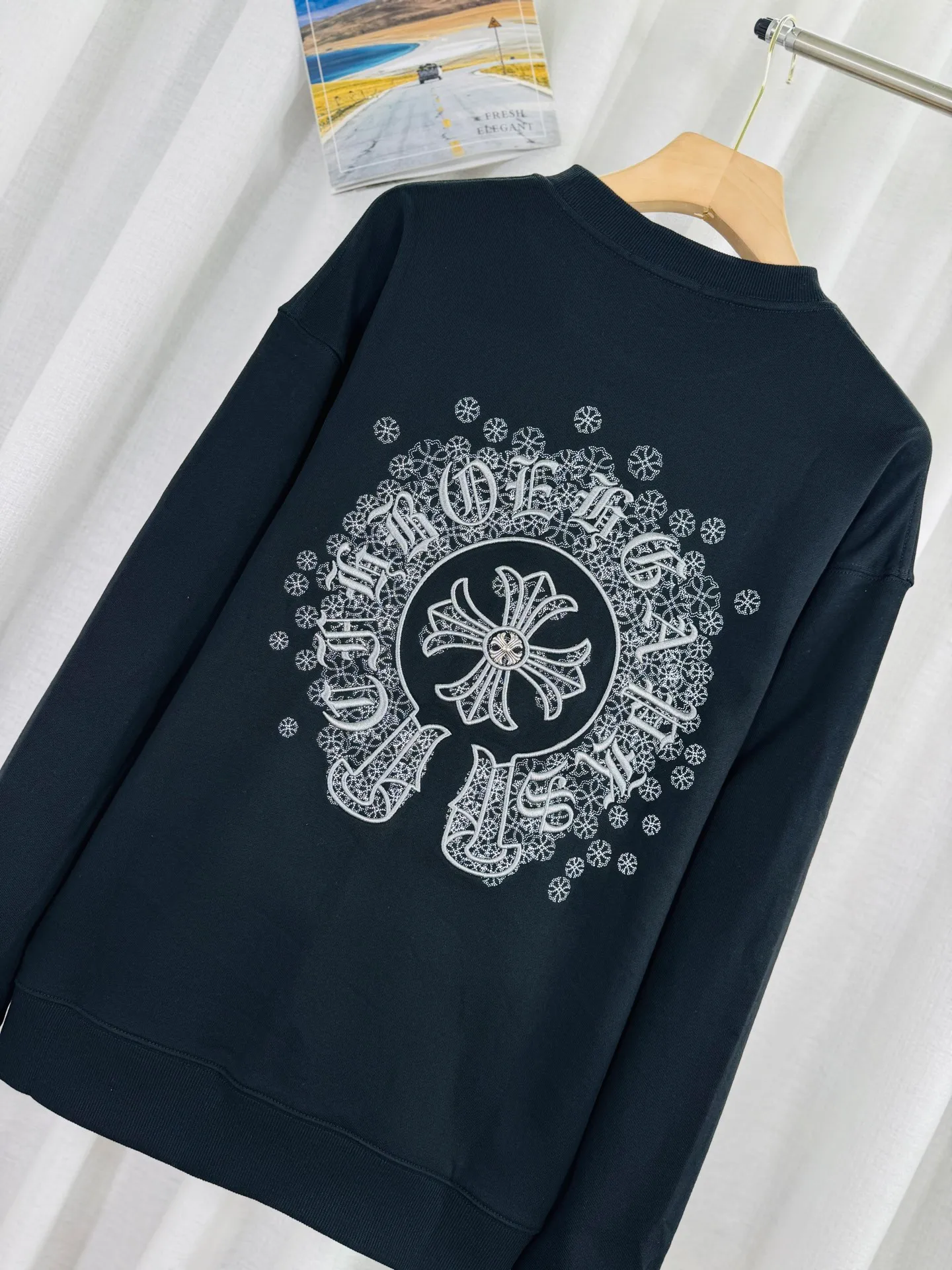 P260 top version, real shot without P, ​​different from market currency) 𝗖𝗵𝗿𝗼𝗺𝗲 𝗛𝗲𝗮𝗿𝘁𝘀/Cro Heart 2025 washed patch embroidery autumn and winter new original single counter American laser burnt 3D three-dimensional color embroidered couple casual sweatshirt 👑The highest version! Customized fabric 430g tripe terry fabric! American acid-washed and distressed original fabric laser burnt ✟appliqué embroidery and exquisite embroidery of letters! The best-selling model in the counter, very comfortable to wear. Accessories: original molded and authenticated collar label➕100% silk wash label. Genuine purchase-grade original hangtag➕matching hanging rope➕3D hanging beads➕original packaging bag. Craftsmanship: The original version has consistent wiring! The highest version of the armhole matching technique! Color: Gray Black Size: S M L XL Style Number: 25-332